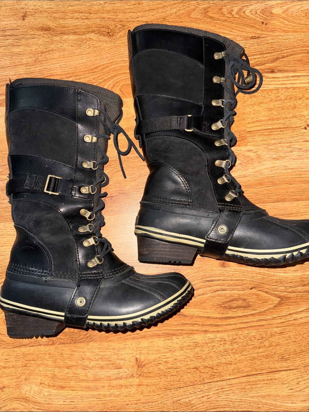 Sorel Conquest Carly Black Lace-Up Duck Boot size 8.5